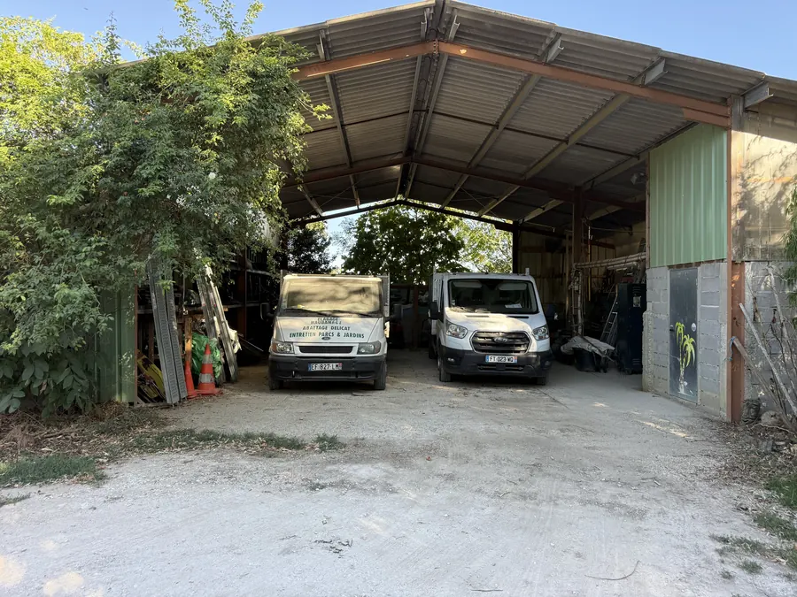 Hangar abritant les camions-bennes de l'entreprise